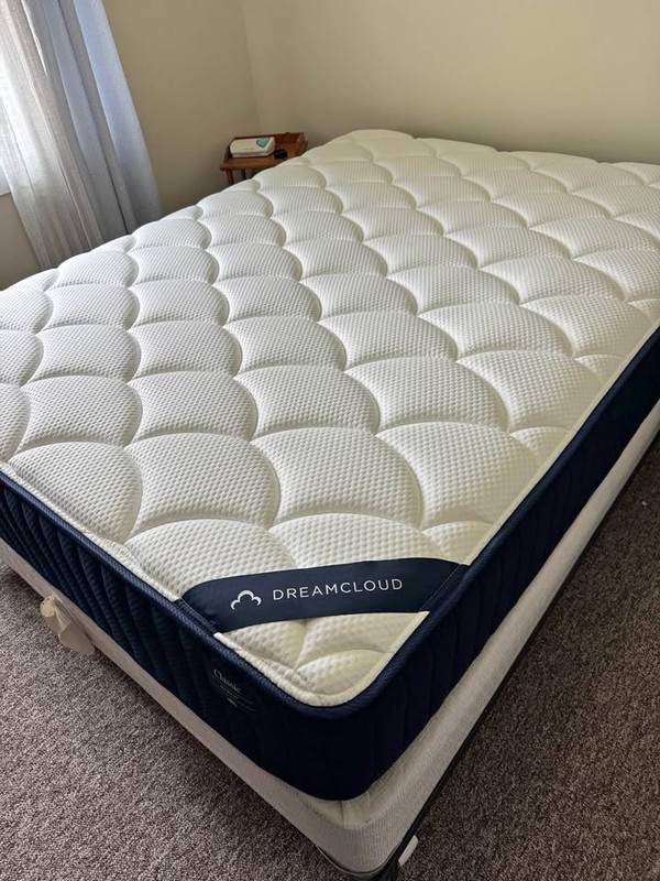 DreamCloud Classic Mattress QUEEN / FREE Delivery