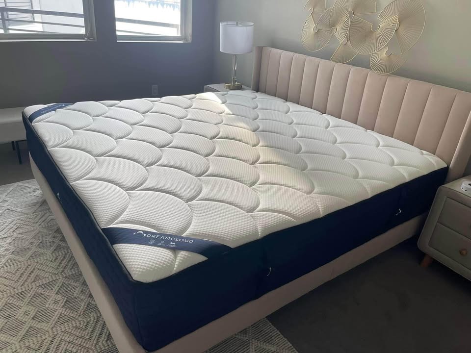 DreamCloud Classic Mattress KING / FREE Delivery
