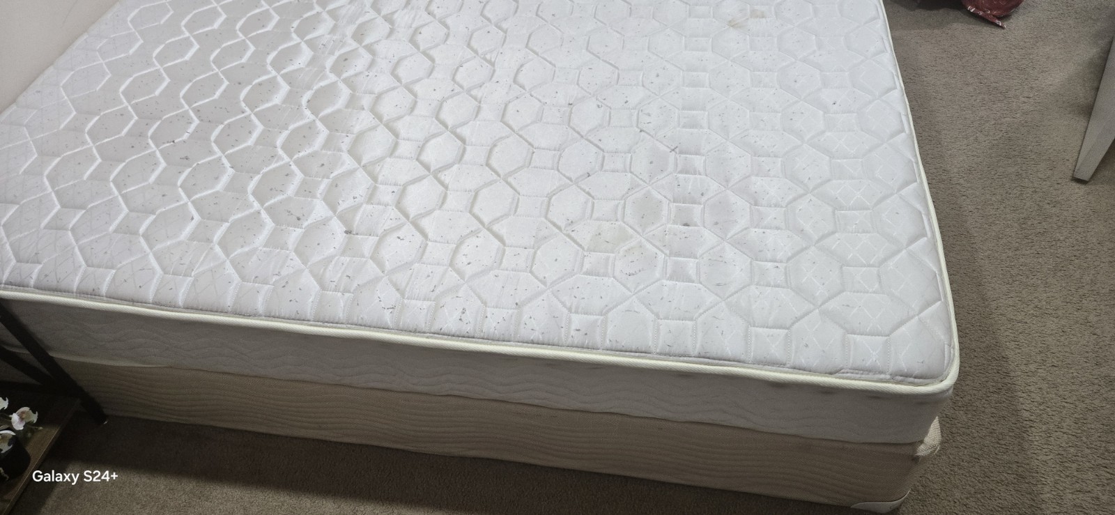 queen Size White Mattress Geometric Pattern for Bedroom
