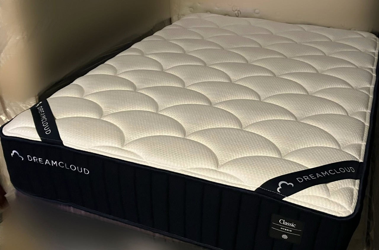 DreamCloud Classic Mattress QUEEN / Delivery Avail
