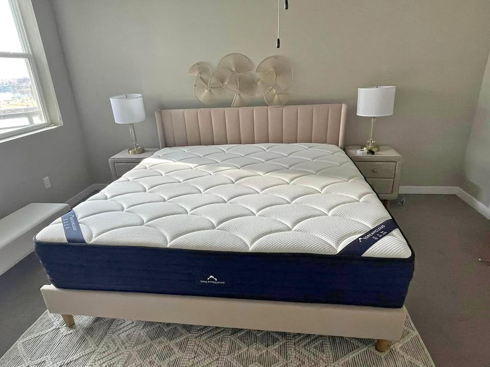 DreamCloud Classic Mattress KING / FREE Delivery