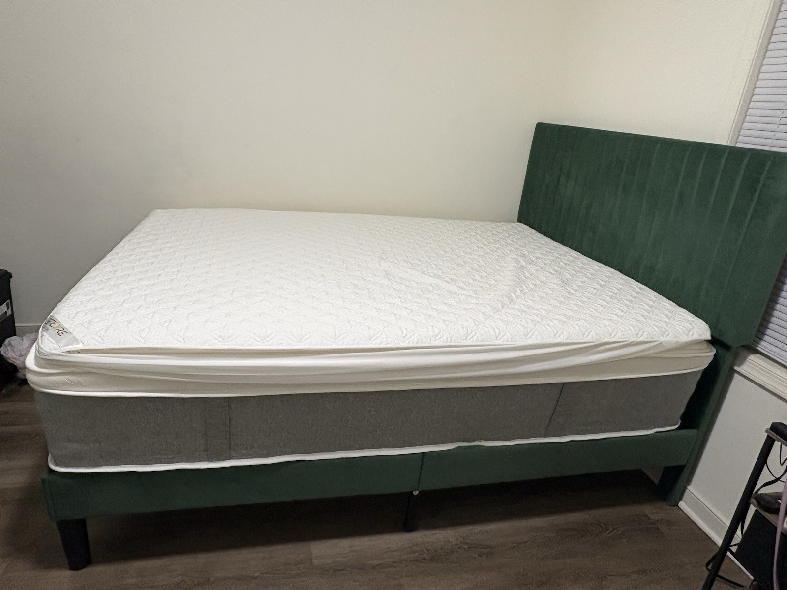 DCOOLAULTRA Queen Mattress White Quilted Rectangle for Bedroom 2025