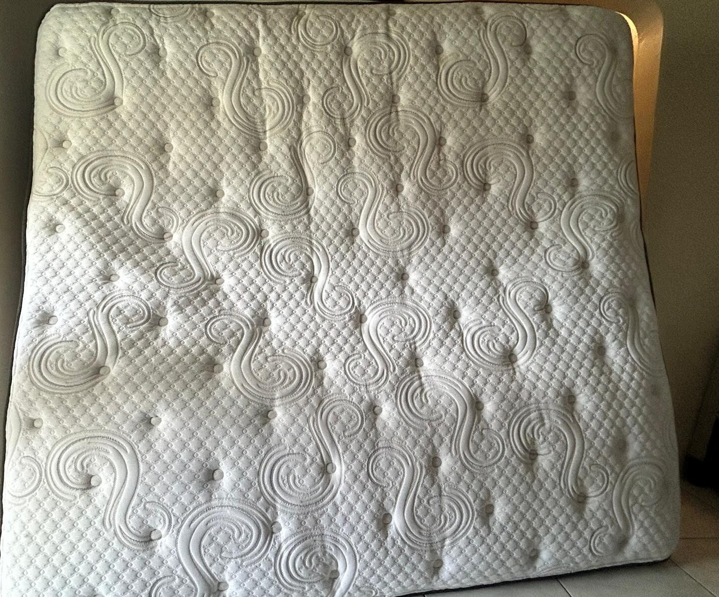 white king sized setra(iSeries) mattress – top tier condition
