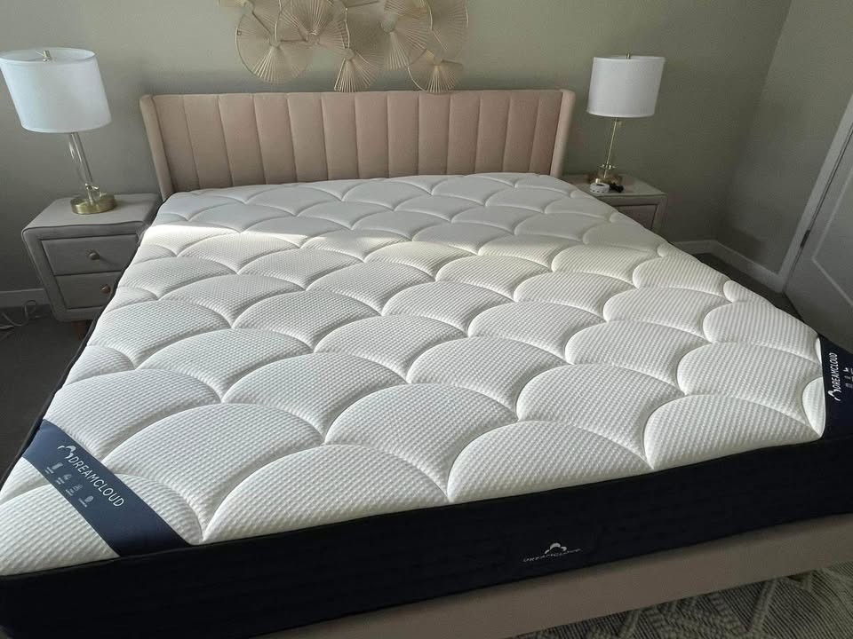 DreamCloud Classic Mattress KING / FREE Delivery