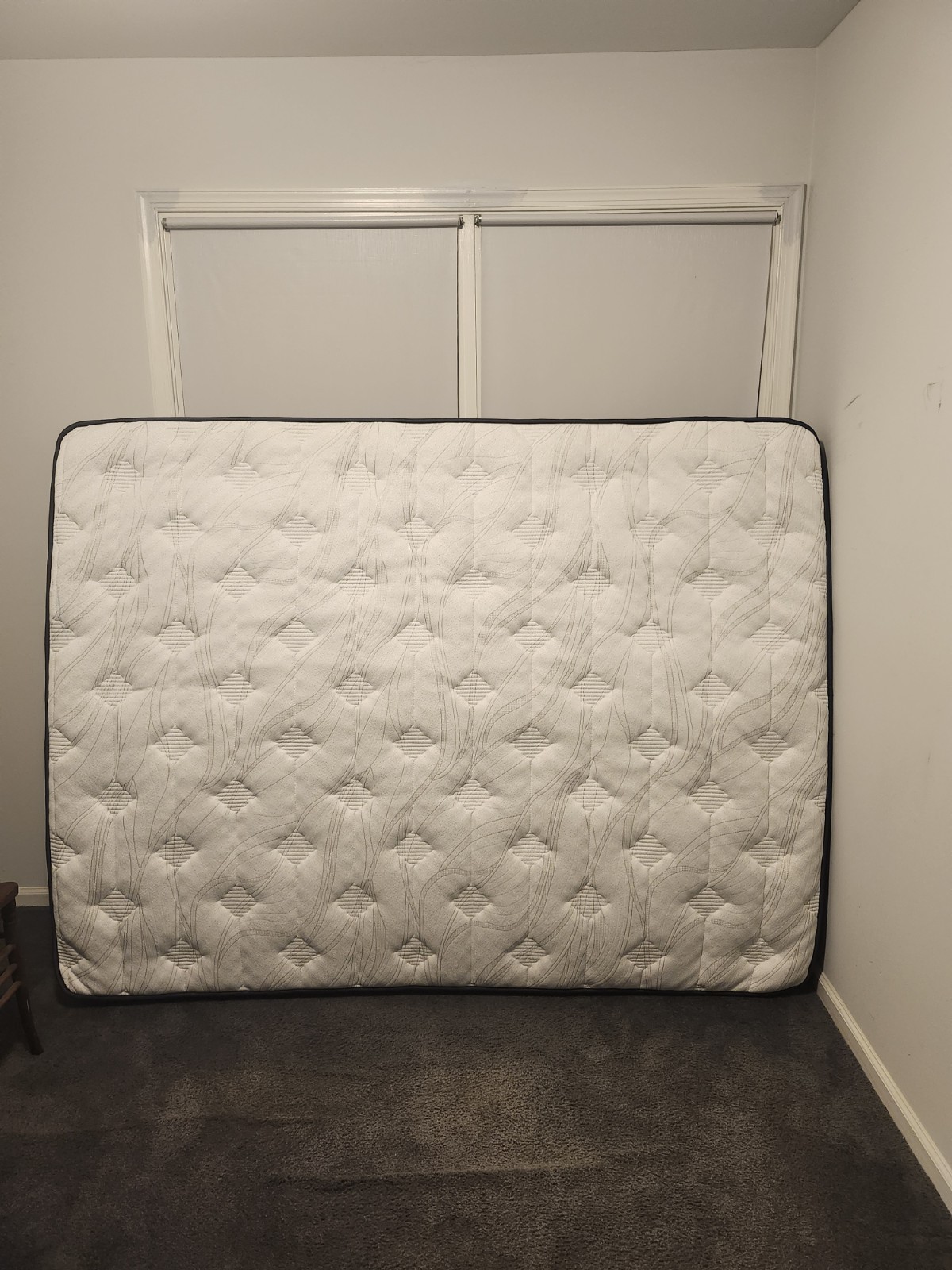 12 inch queen hybrid mattress. . Local Pickup Only.