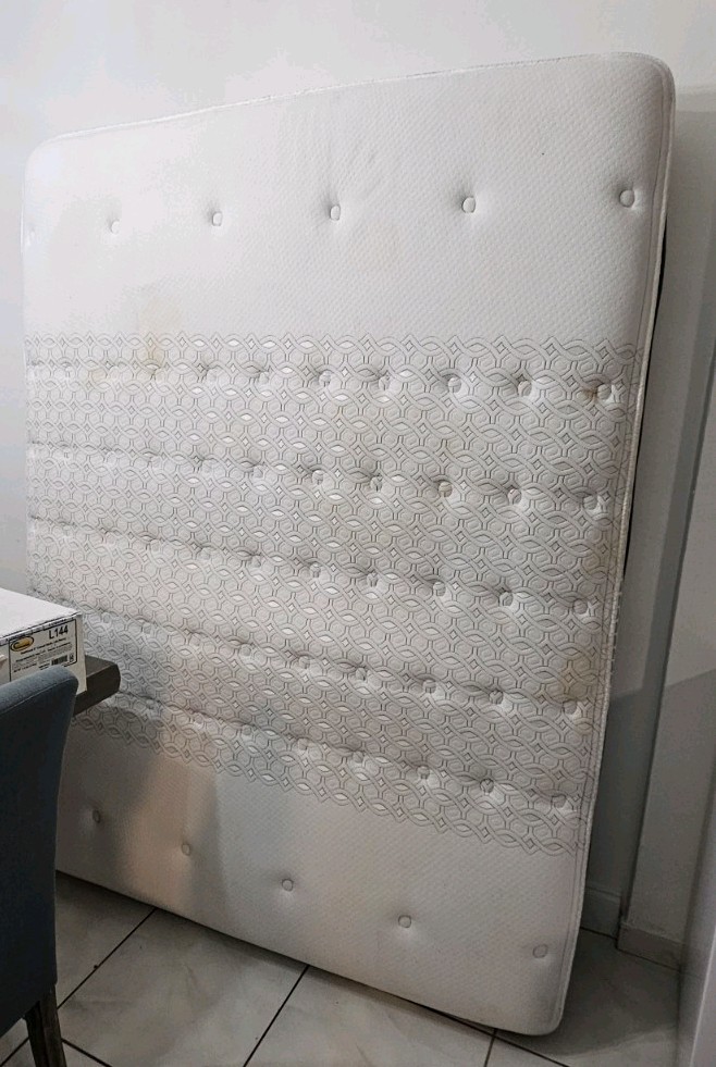 Mattress Queen Size SEALY POSTUREPEDIC. Good Used Condition.