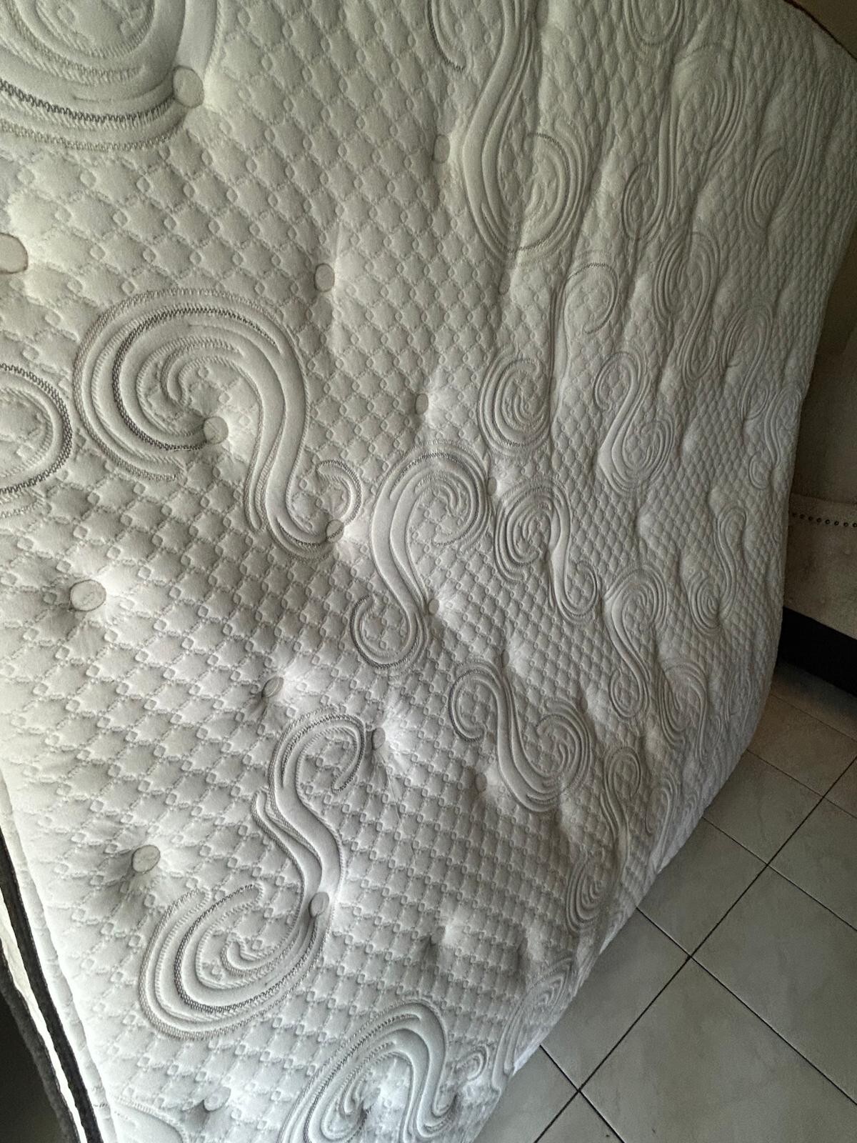 white king sized setra(iSeries) mattress – top tier condition