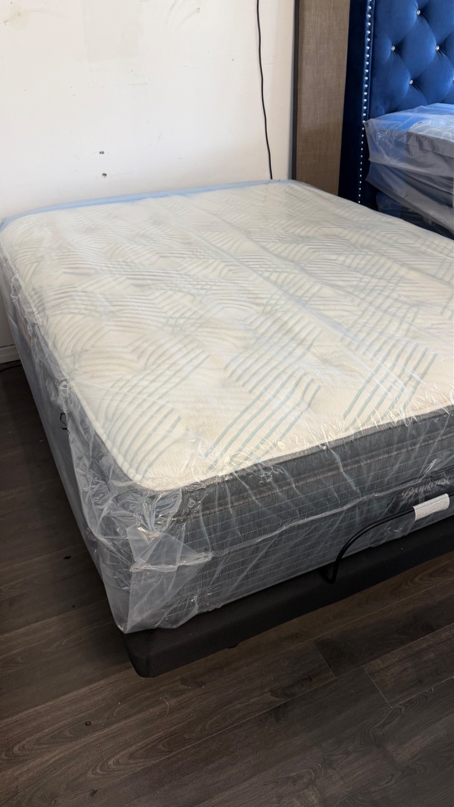 Simmons Beautyrest PressureSmart Lux pillow top Firm Queen size, FREE BOX SPRING