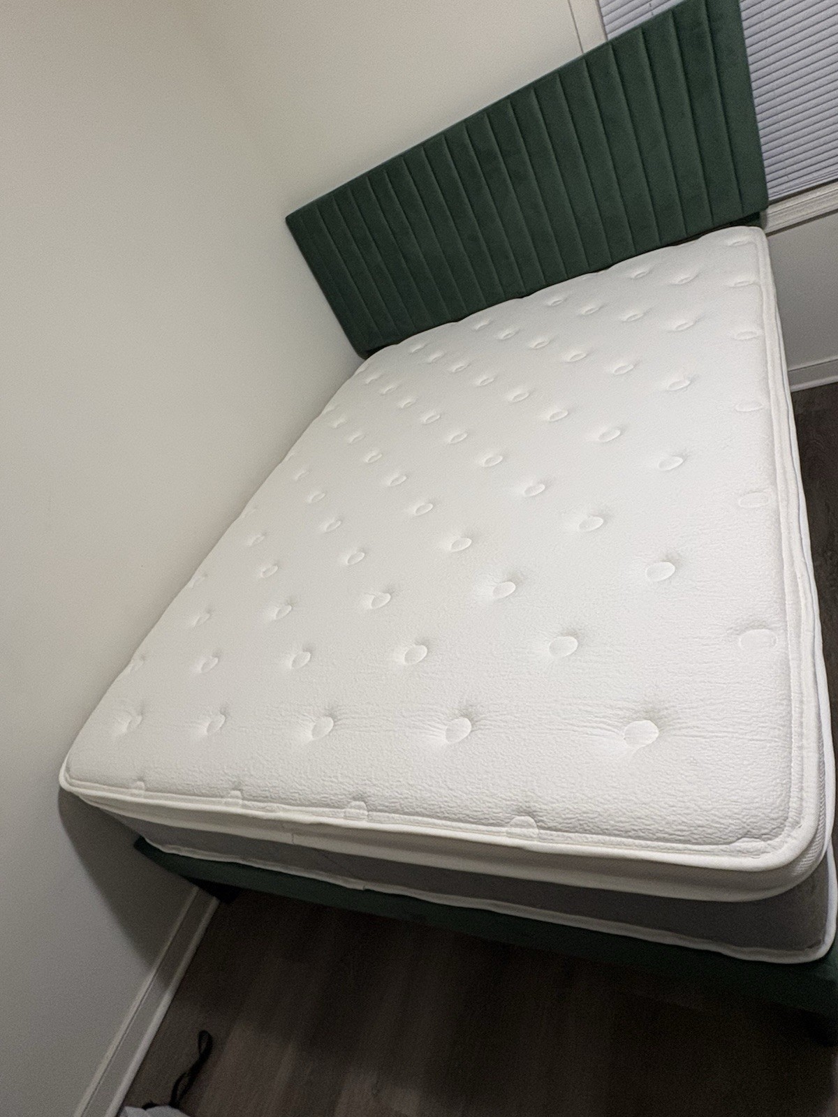 DCOOLAULTRA Queen Mattress White Quilted Rectangle for Bedroom 2025