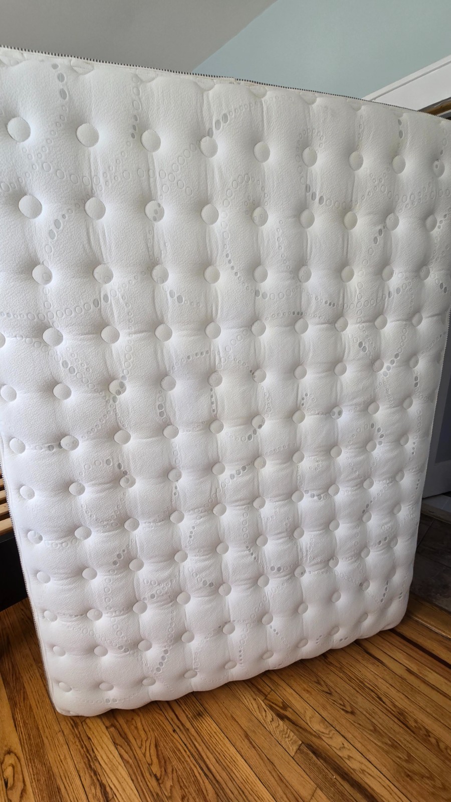Serta iSeries Queen Mattress 2013 – Excellent Condition + Waterproof Covers