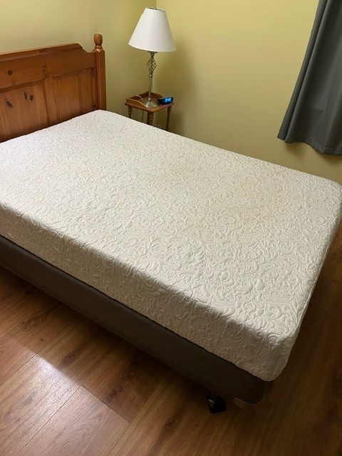 Serta iComfort Memory Foam Full Bed Mattress. Includes box foundation, and frame