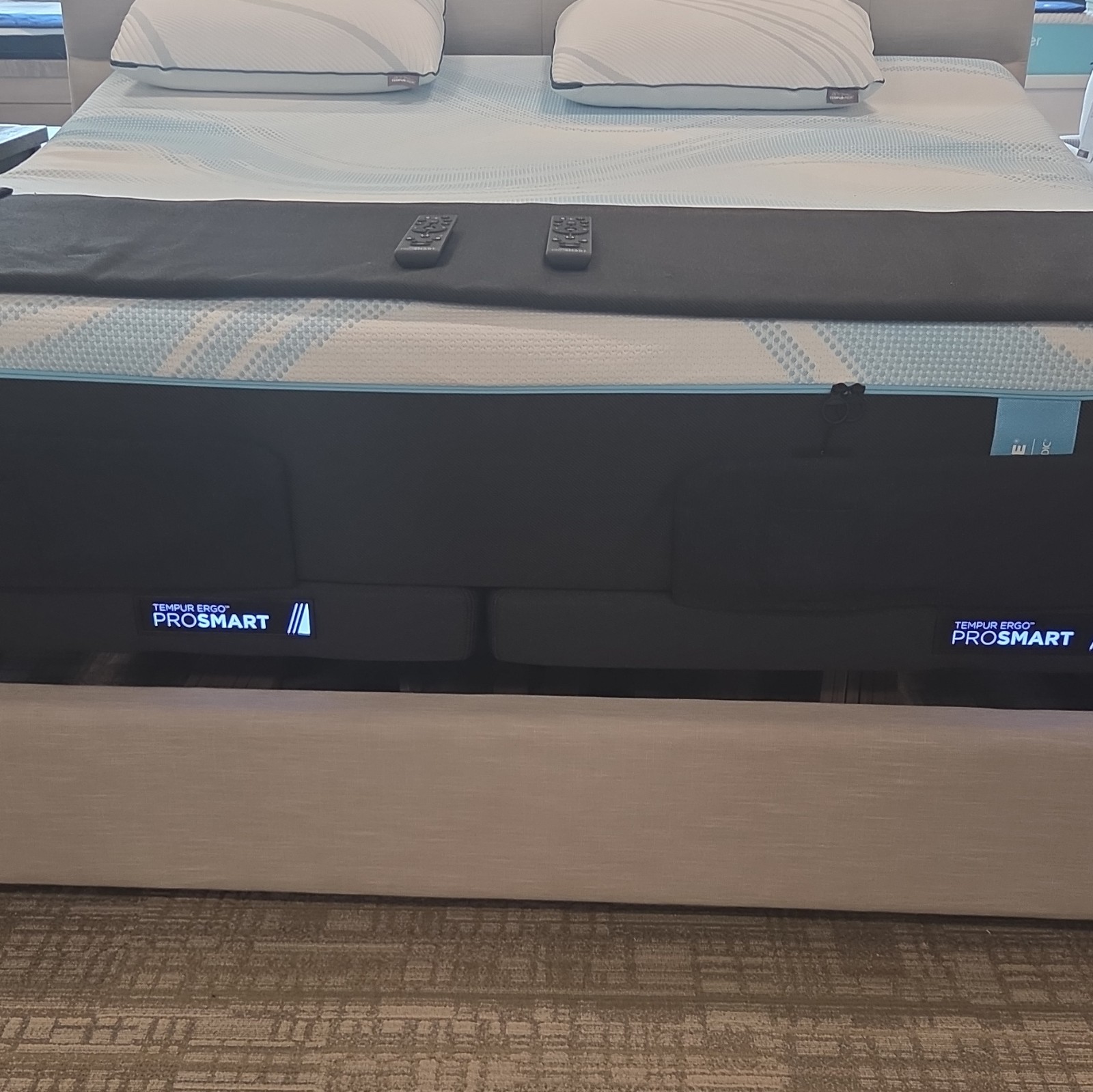 Tempur-Pedic King Lux Breeze med hybrid on 2 Tempur-Ergo ProSmart bases