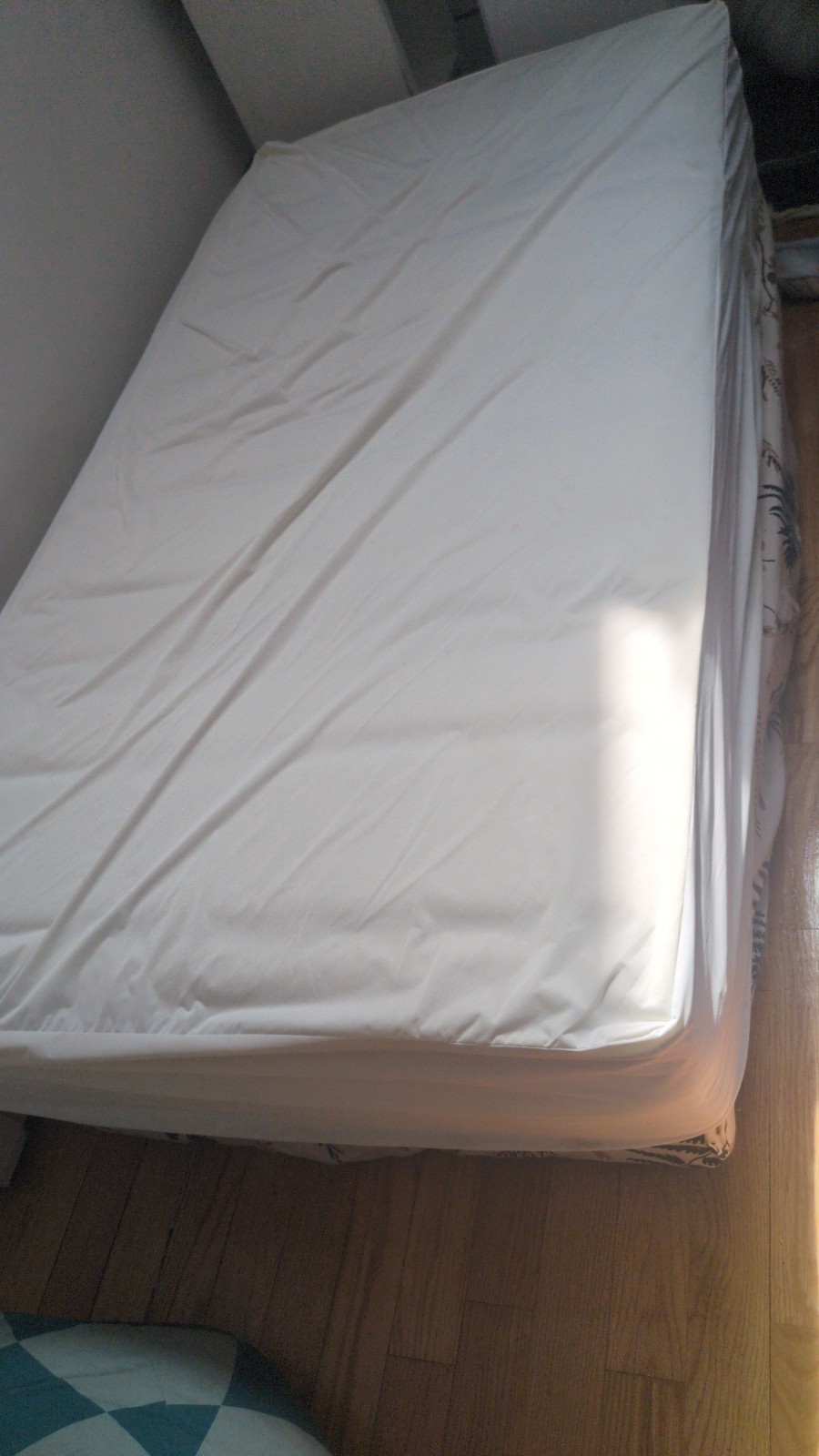 twin size mattresses 10 inch hybrid. Barely used with mattress protector