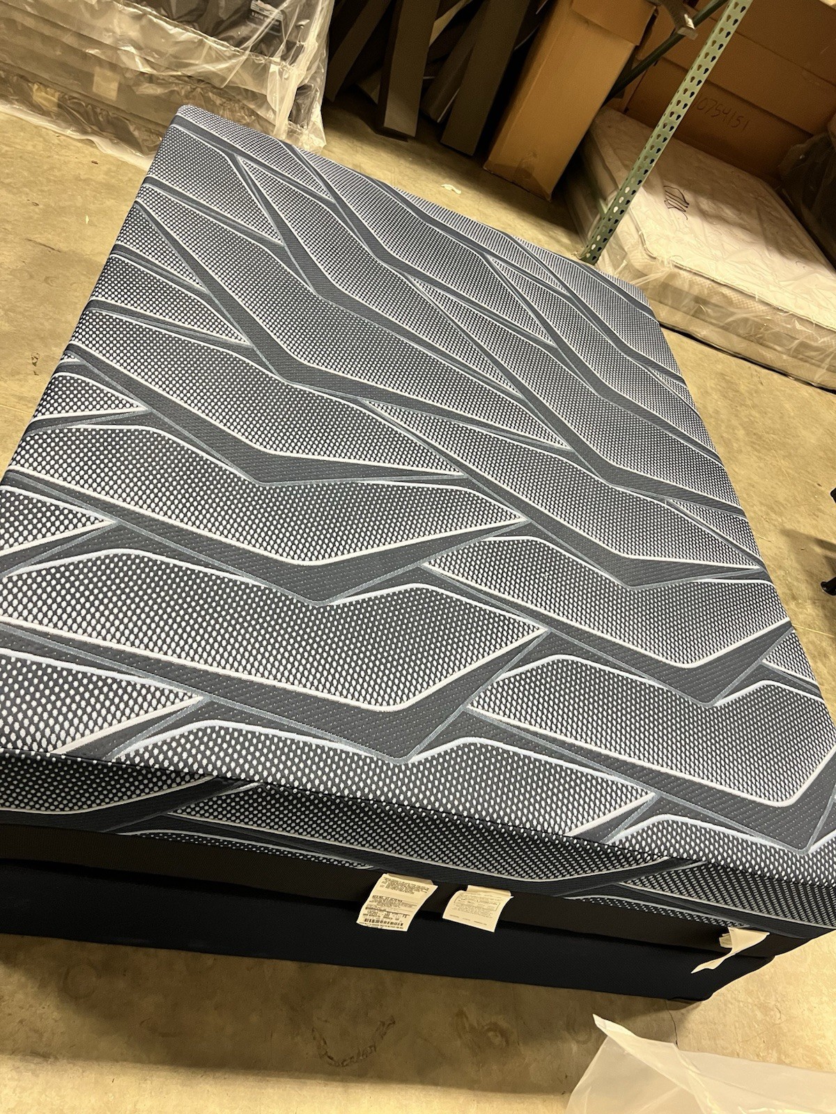 Serta iSeries Hybrid 3000 Medium Queen Mattress retail $2899.00