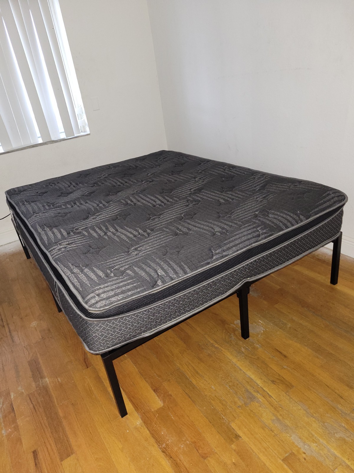 Queen 10″ Mattress With Queen Bed Frame All Black Mattress And Black Bed Frame