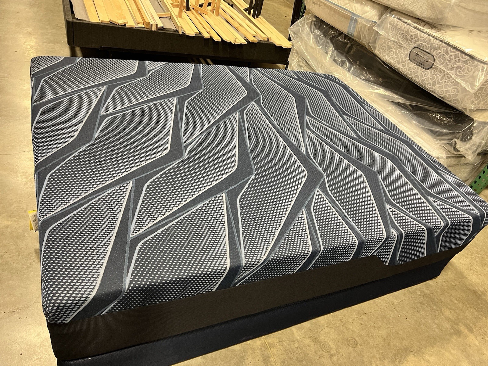 Serta iSeries Hybrid 3000 Medium Queen Mattress retail $2899.00