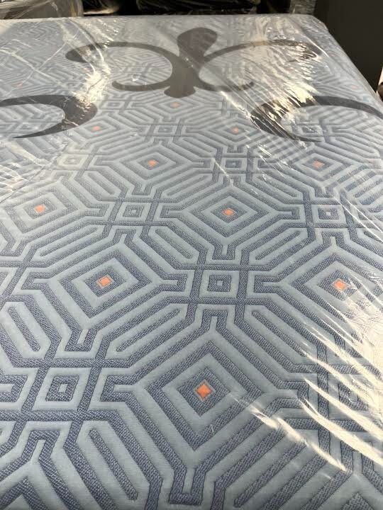 Queen Stearns & Foster Lux Hybrid Medium
