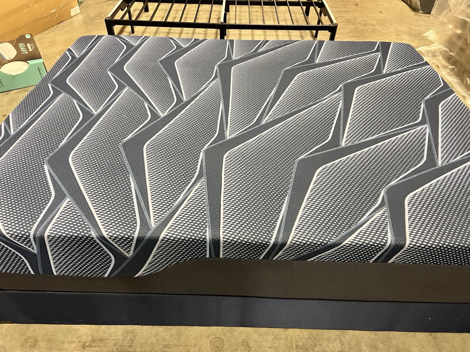 Serta iSeries Hybrid 3000 Medium Queen Mattress retail $2899.00