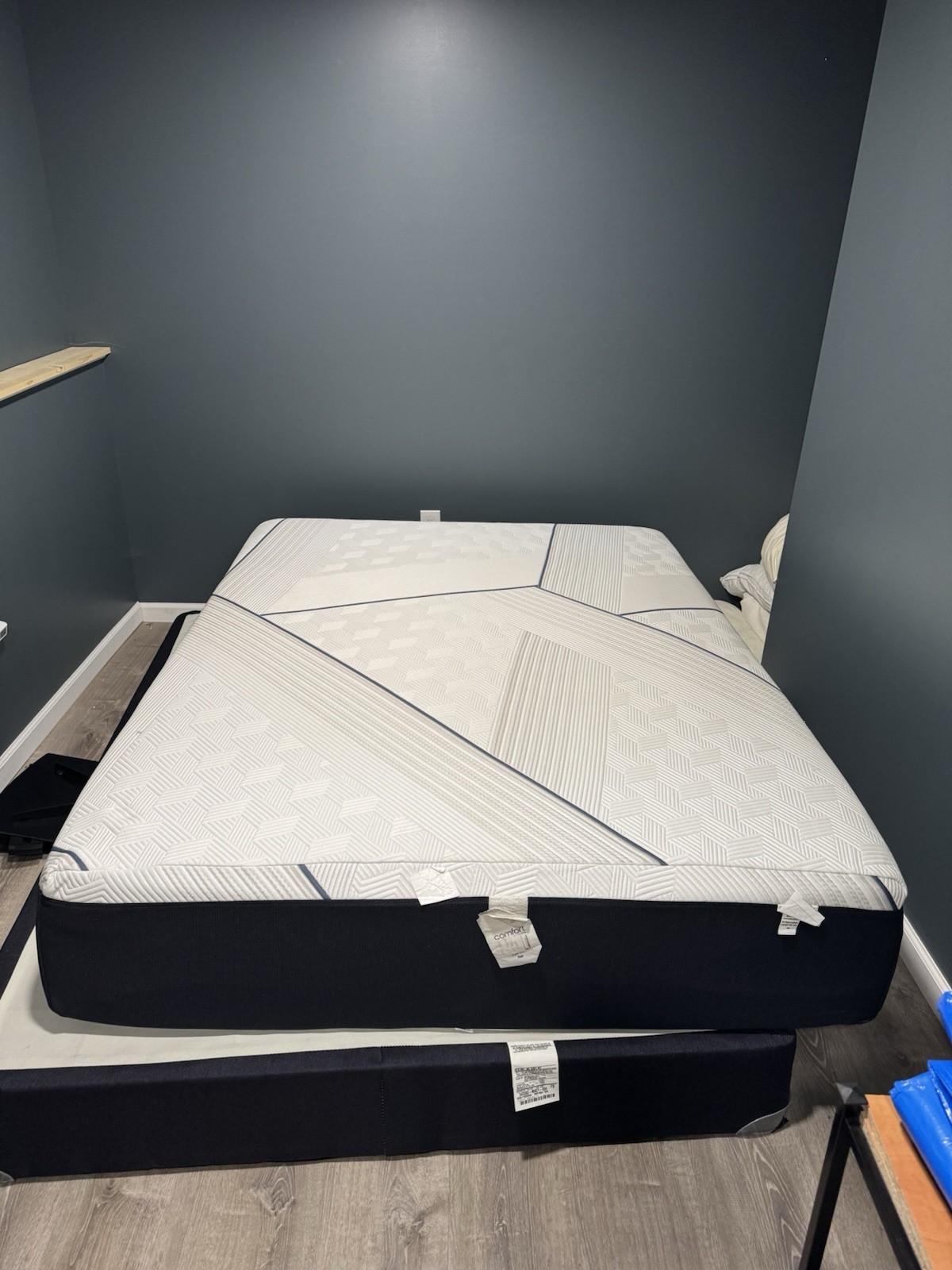 Serta Icomfort Queen Bed w/frame Includes Everything Listed, Very Comfortable
