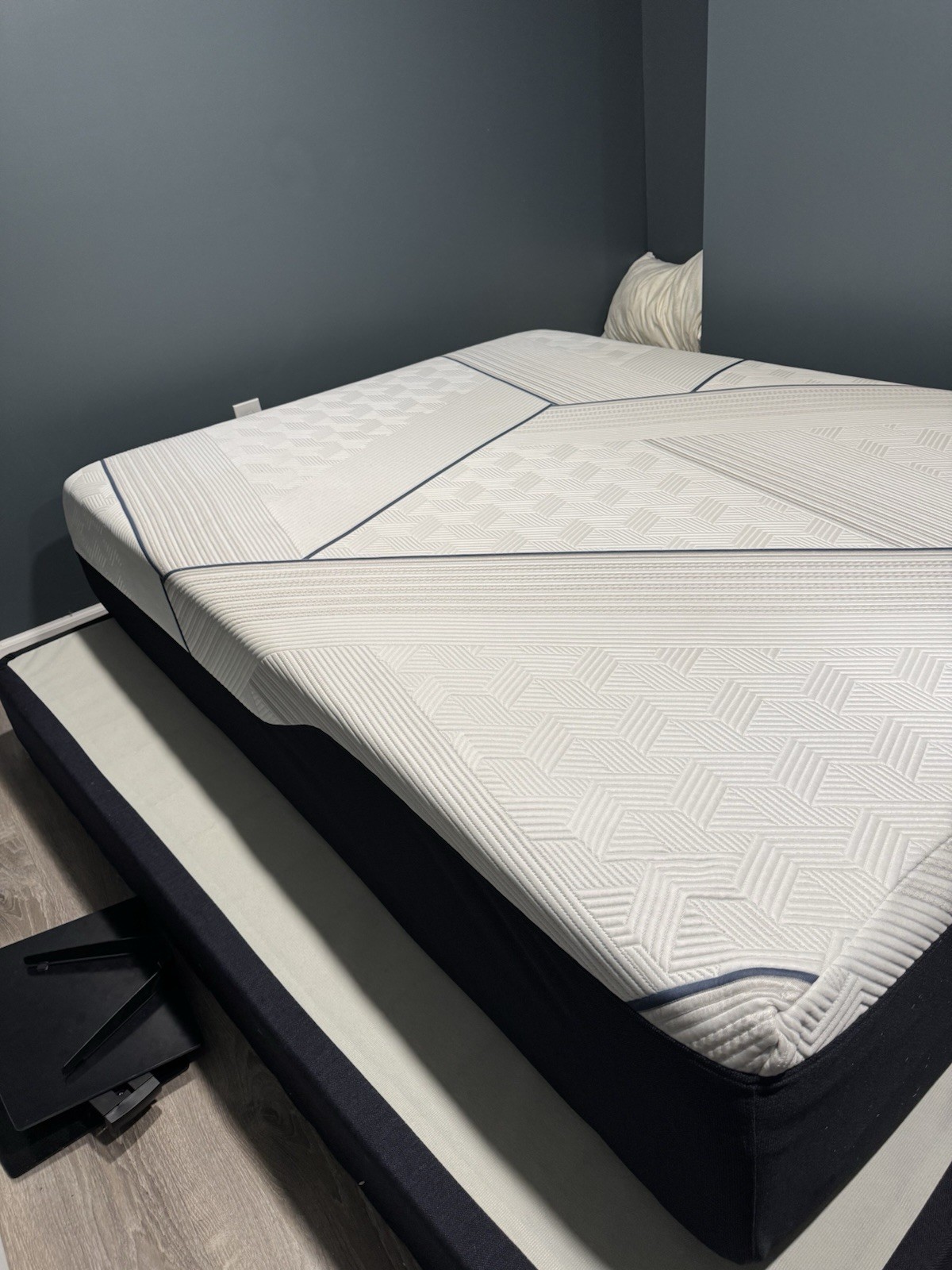 Serta Icomfort Queen Bed w/frame Includes Everything Listed, Very Comfortable