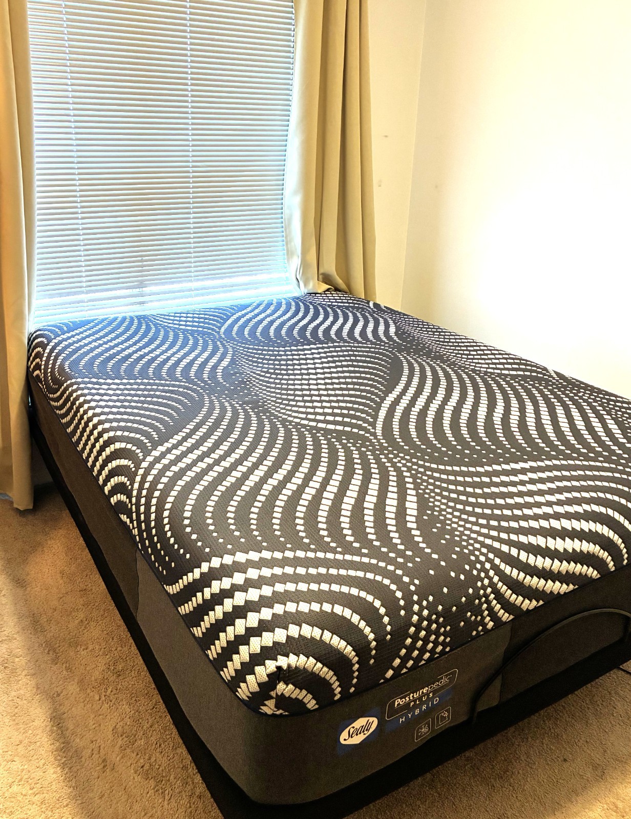 Sealy Posturepedic PLUS High Point Hybrid Queen Set + Massage Base