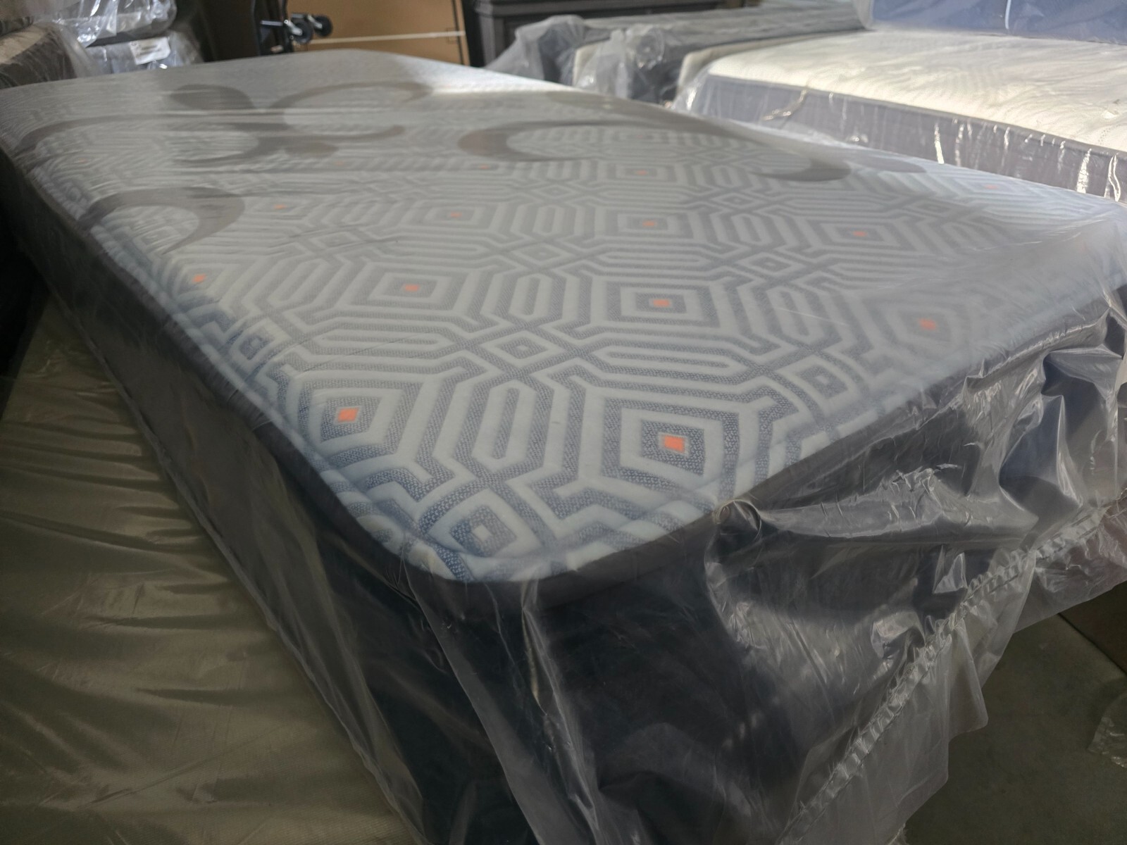 Twin XL 14″ Stearns & Foster Lux HYBRID MEDIUM Mattress +BONUS GIFTS!