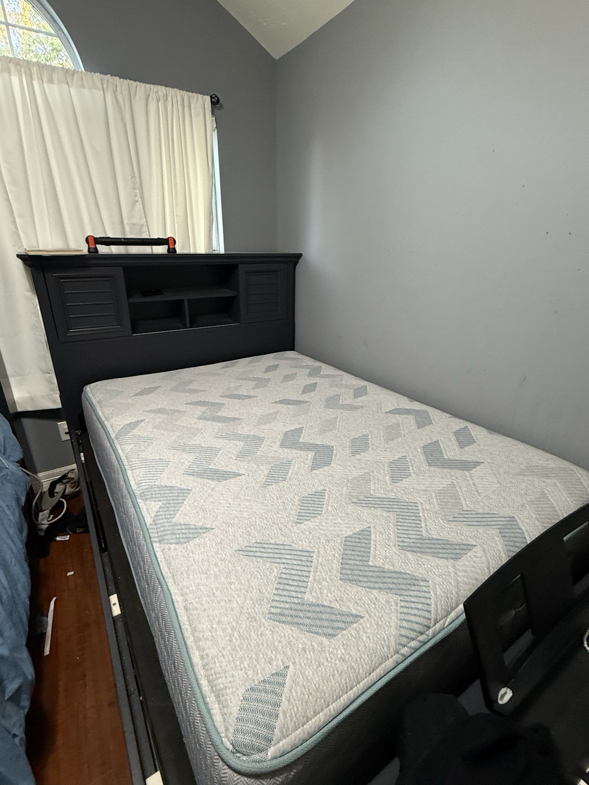 Full Size Gray and White Abstract Print Mattress for Bedroom Adults