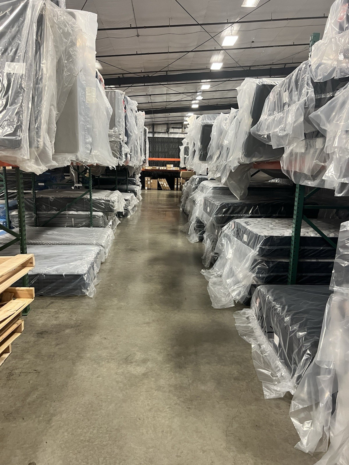 Serta iSeries Hybrid 3000 Medium Queen Mattress retail $2899.00