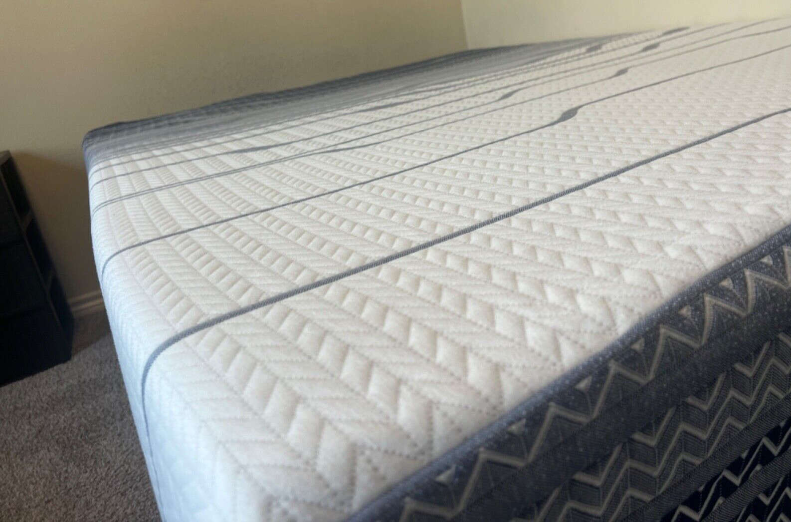3in1 10inch Queen Gel Lux Hybird Mattress/Elevated Bed frame/Memory foam topper