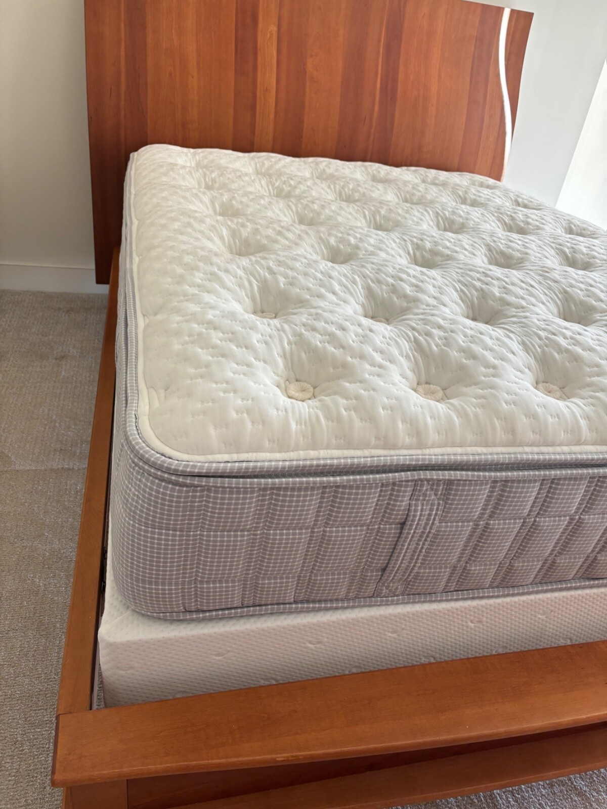 Gently used White Handmade California Design Queen Luxury Aireloom Mattress