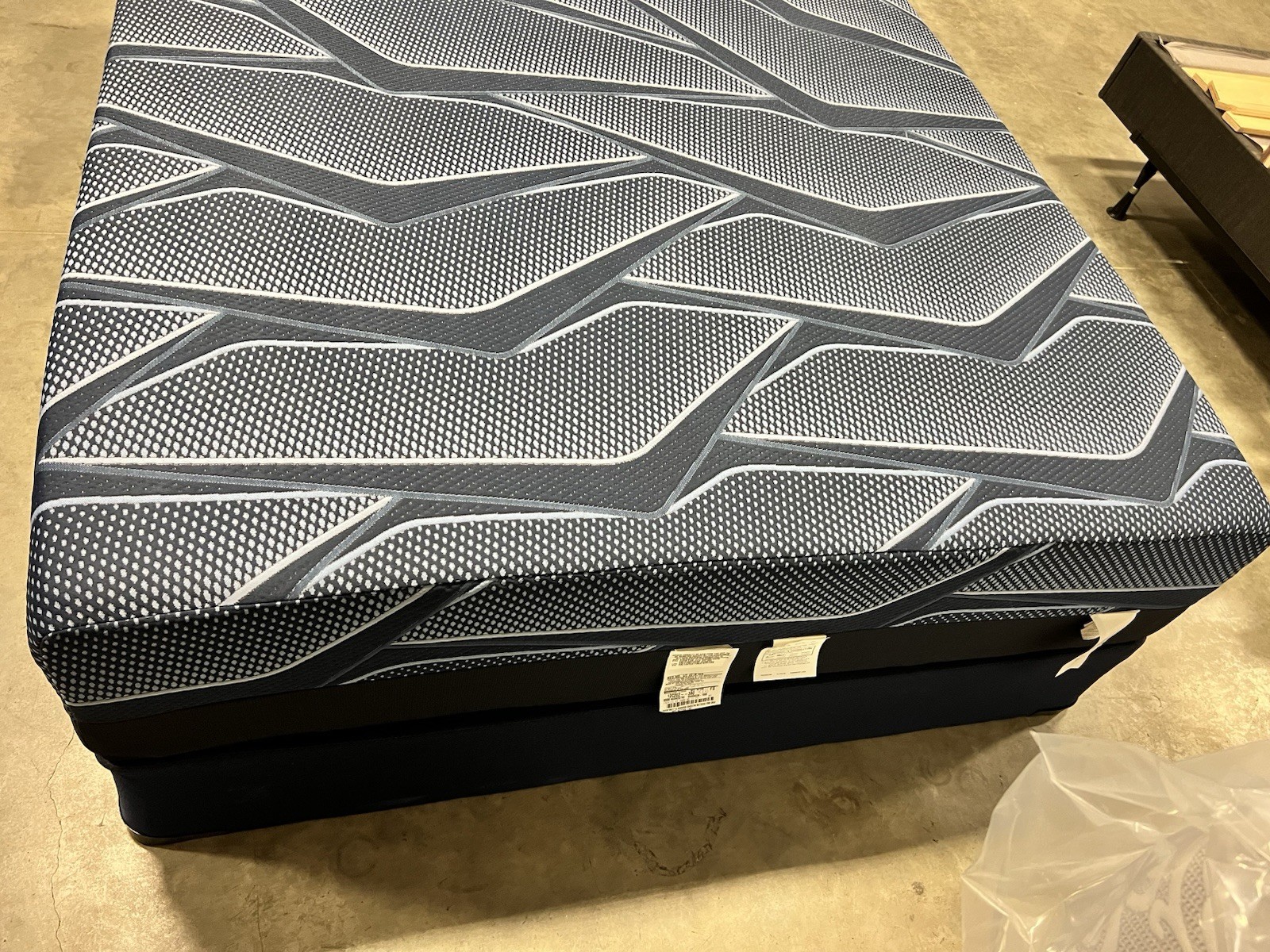 Serta iSeries Hybrid 3000 Medium Queen Mattress retail $2899.00