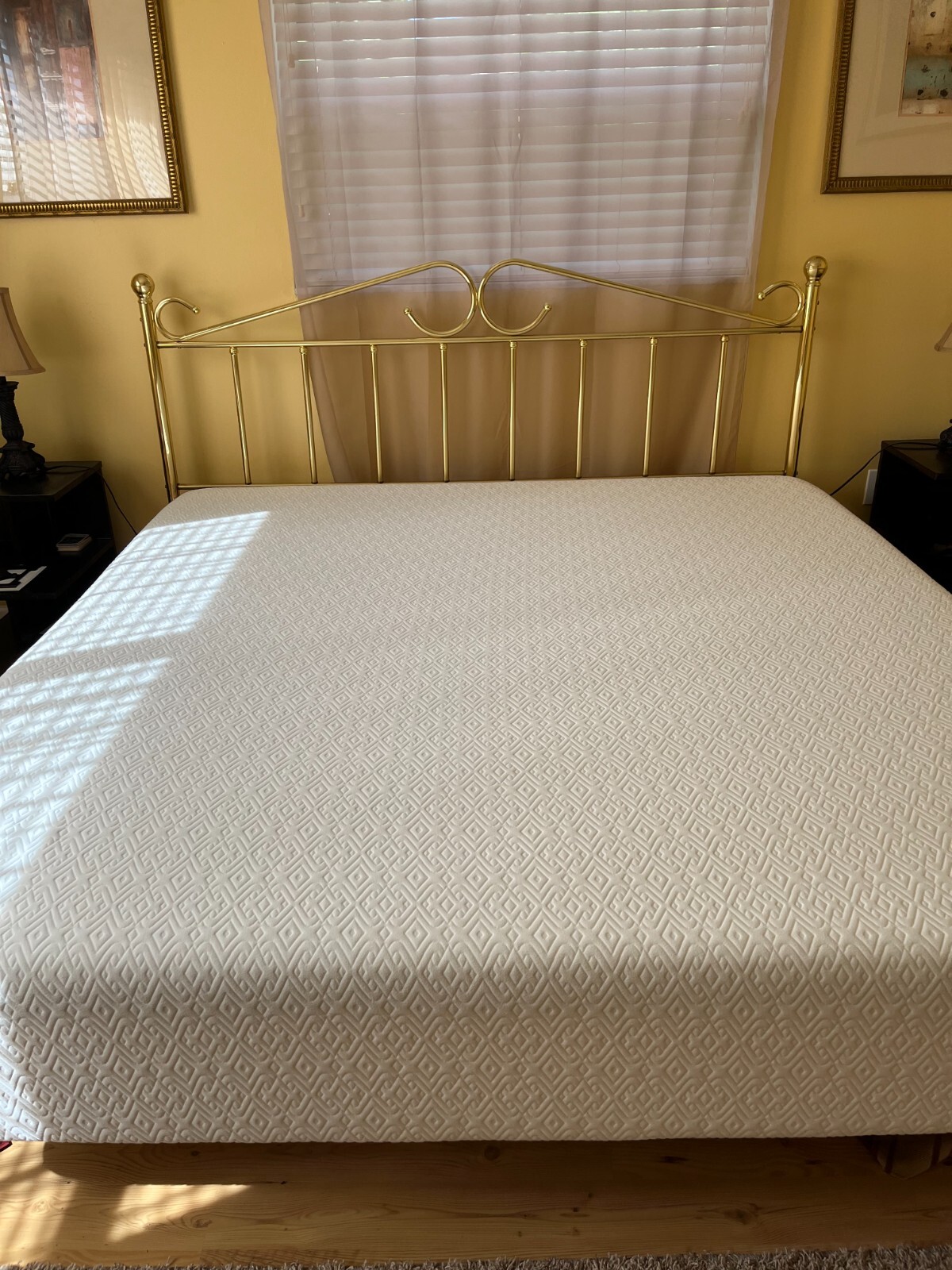 12″ LUCID Gel Memory Foam Mattress_KING_with bad stand in excellent condition
