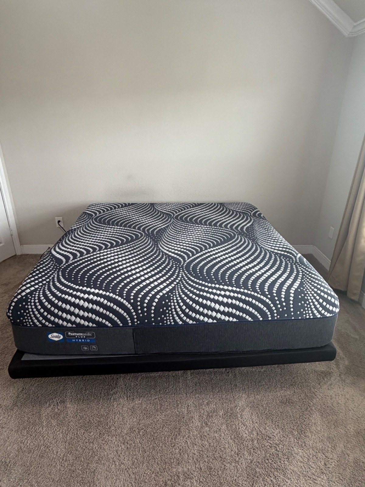 King Mattress & Adjustable Base – Sealy High Point Hybrid