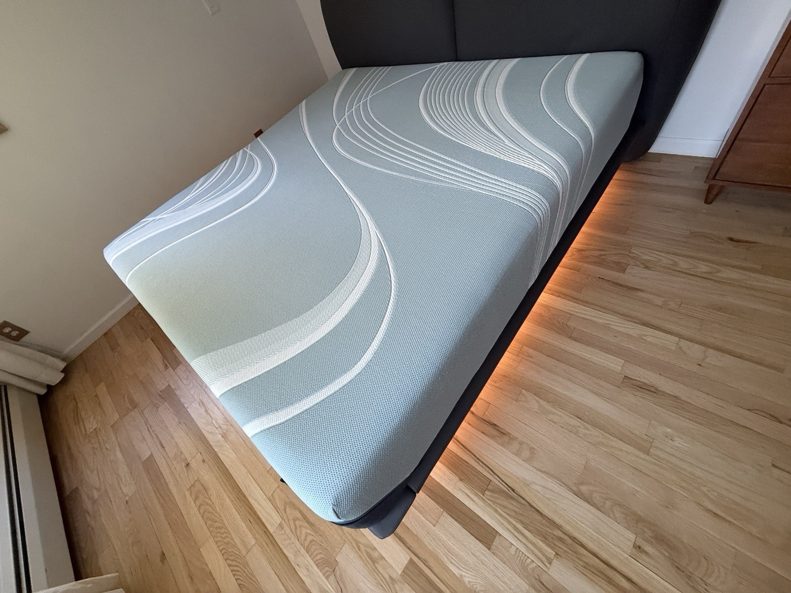 Tempur-Pedic LuxeAdapt 13” Firm King Mattress – Excellent Condition