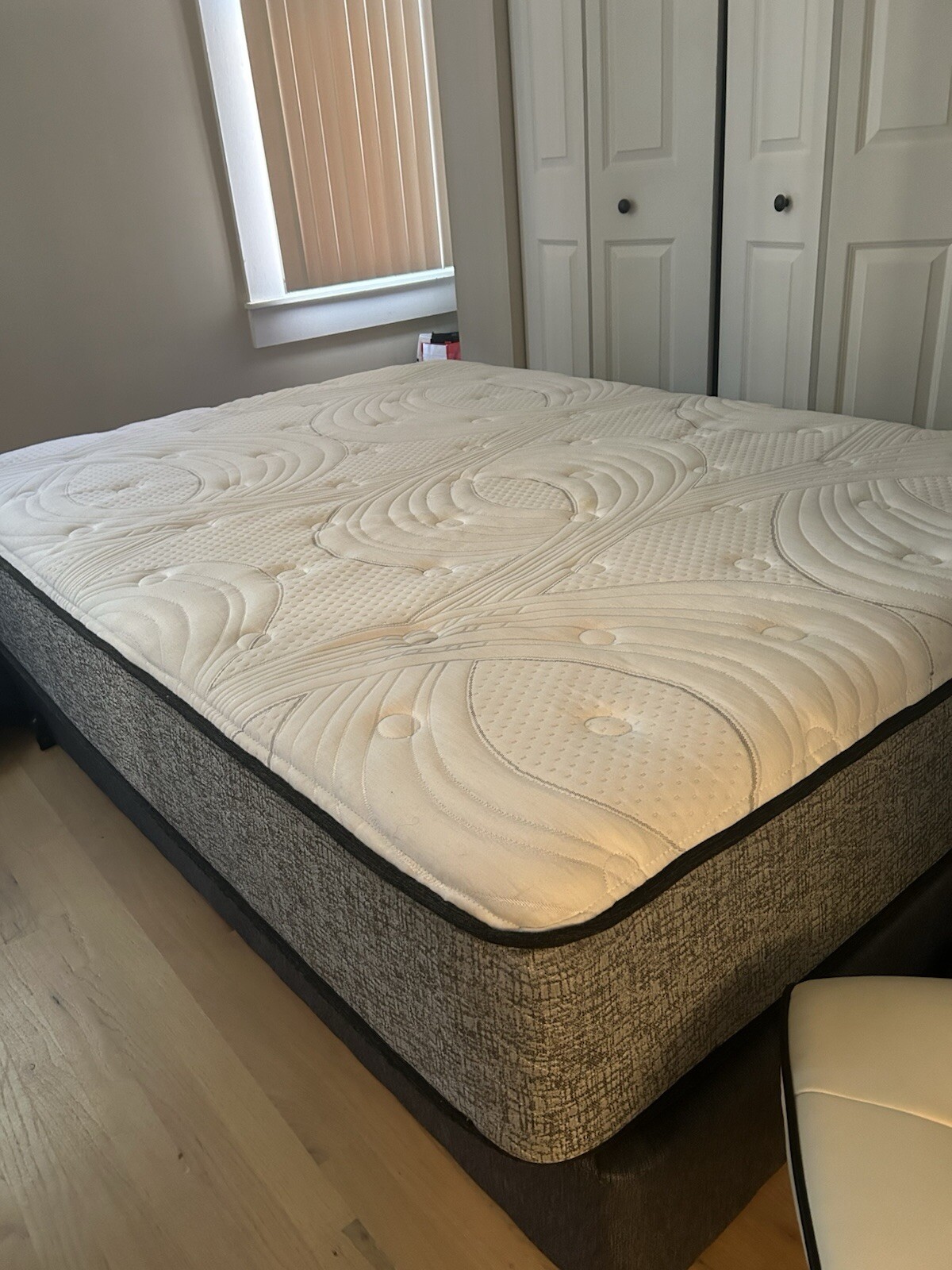 $90!!! QUEEN SIZE MATTRESS AND BOX SPRING FOR CHEAP!! GREAT CONDITION! $90!