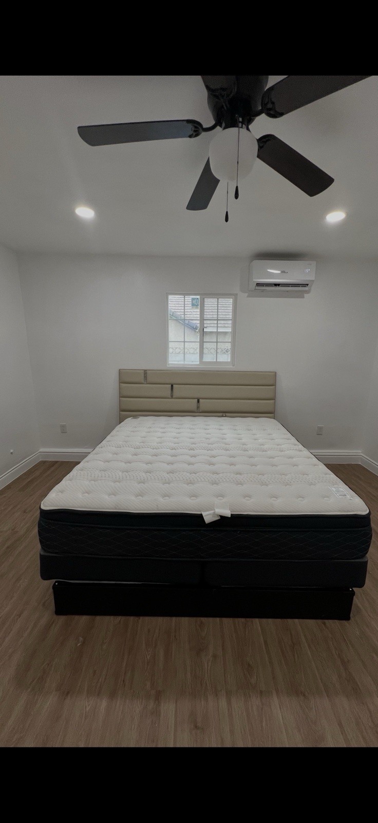 Queen Innerspring Mattress White Black Abstract Print Contemporary Bedroom