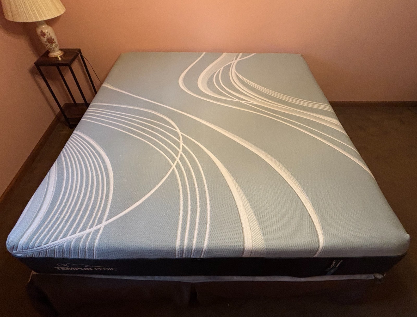 Tempurpedic Mattress King Luxe Adapt Soft, 13″ Slept in 2 nights. 40% Off.