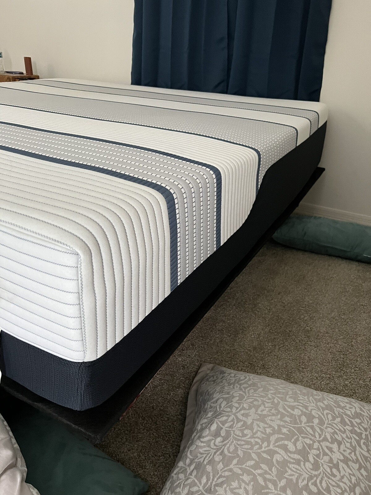 Serta iseries 3000 king bed with adjustable base, only 2 years old