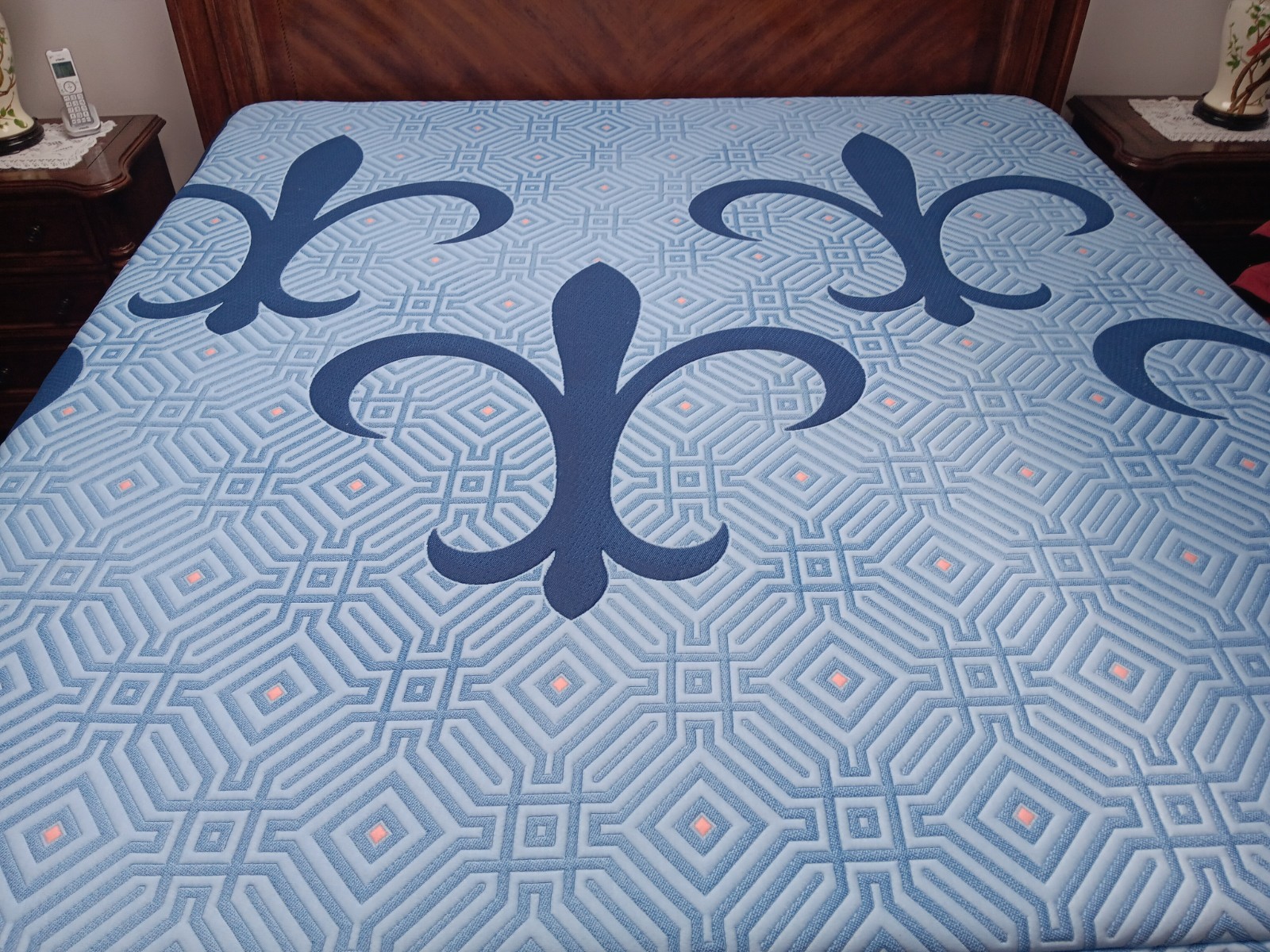 STEARNS & FOSTER LUX ESTATE HYBRID FIRM QUEEN MATTRESS MSRP: $4600
