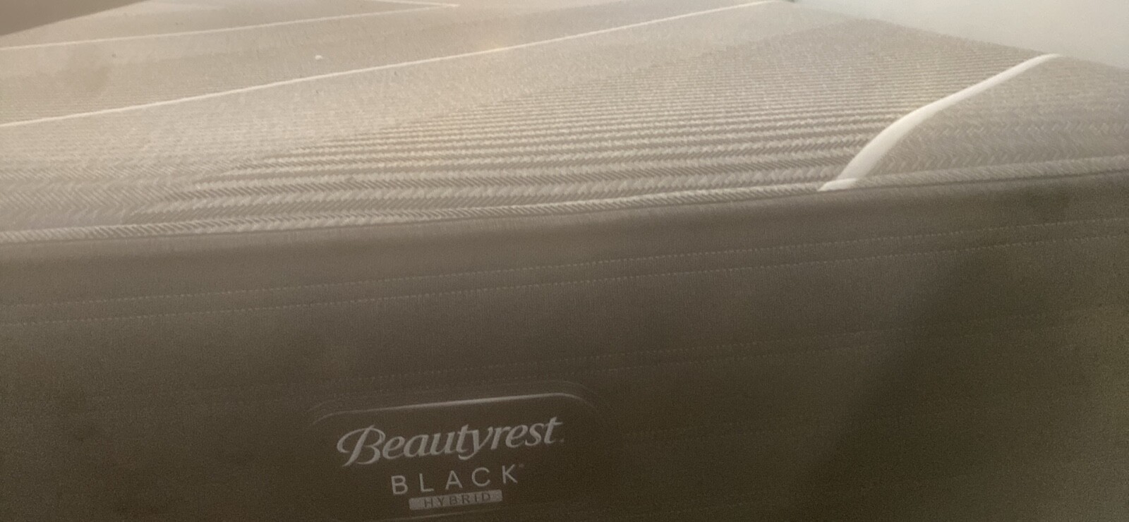 New Queen Simmons Beautyrest Black Hybrid X-Class Medium Mattress